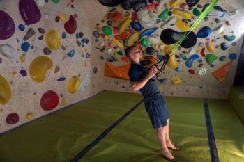 Un ragazzo si allena con lo slingtrainer