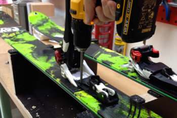 Avvita le viti di fissaggio (punto 7).