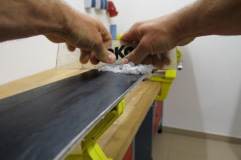 la cera in eccesso viene rimossa