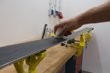 Si stende la cera calda