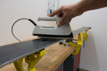 si stende la cera calda con un ferro da stiro