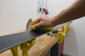 e per finire si spazzola il fondo dello sci dalla punta alla cod