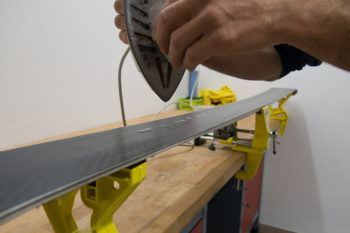 La cera viene fatta sciogliere sul fondo dello sci