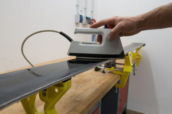 la cera è stesa sul fondo in mondo uniforme con un ferro