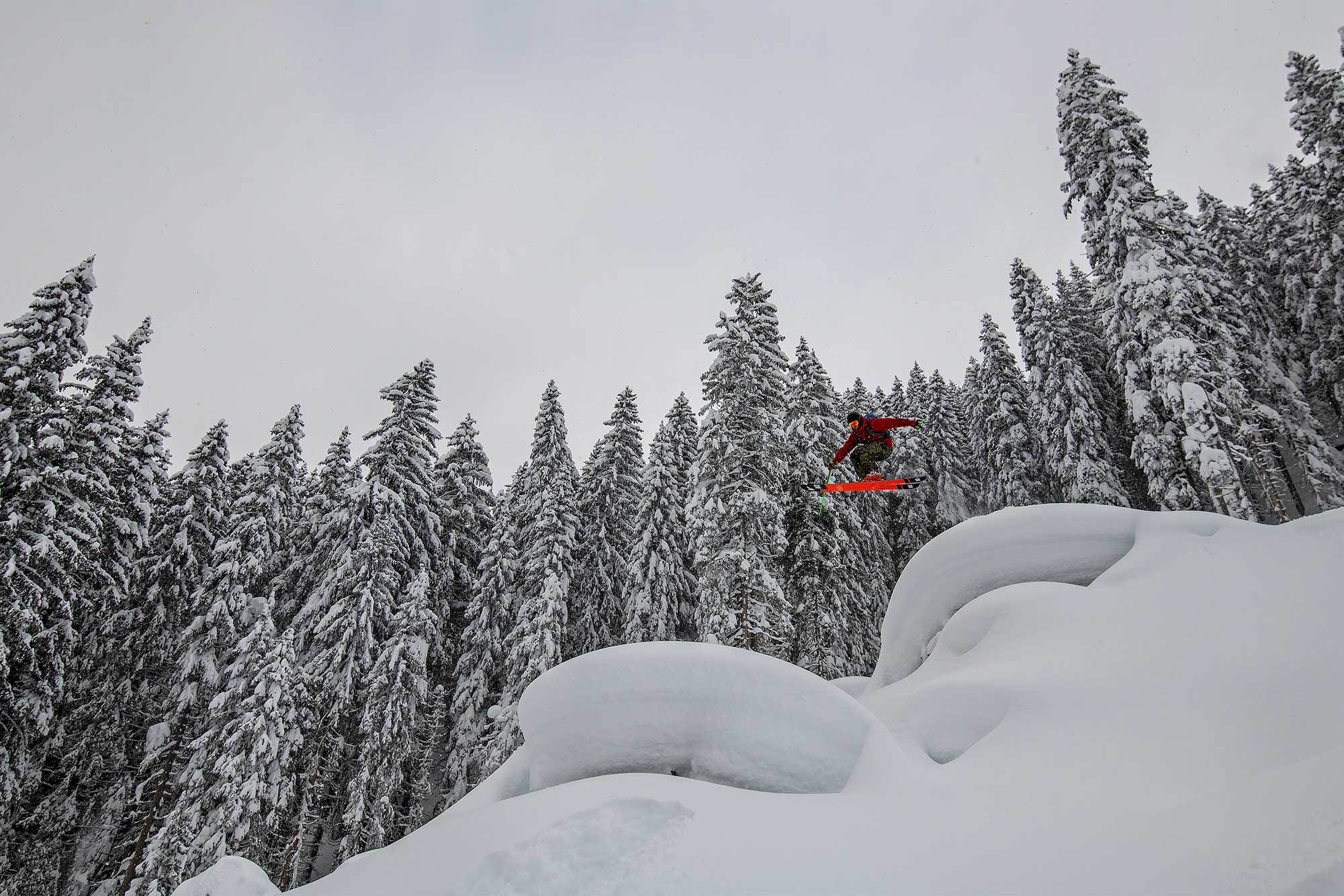 Neve fresca, non tracciata e varietà di pendii fanno battere forte il cuore di uno sciatore freeride