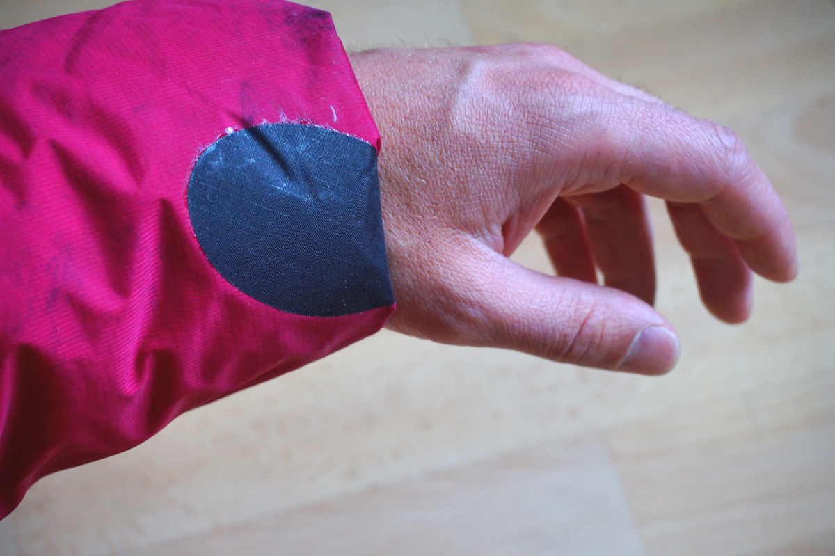 Svantaggio di questo metodo: ogni tanto può essere difficile trovare una toppa dello stesso colore della giacca.