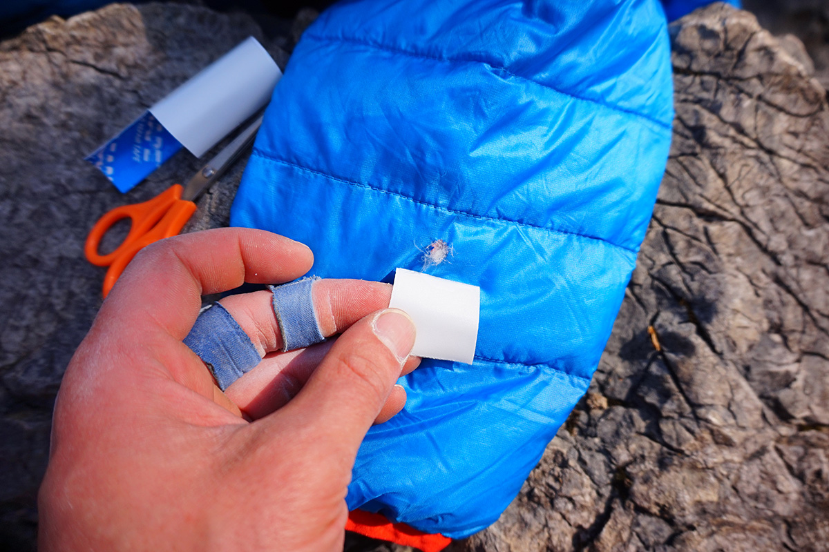 Il pezzo di nastro adesivo non deve essere troppo piccolo. Considera di un centimetro aggiuntivo di scarto rispetto alla dimensione dello strappo.