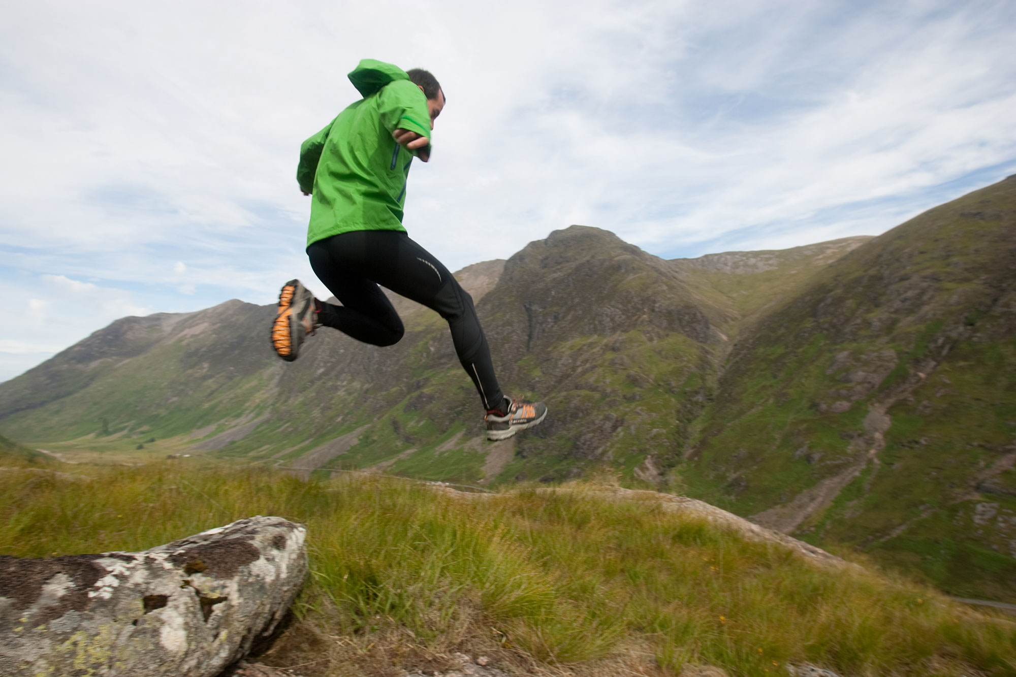 Un runner in montagna con abbigliamento traspirante