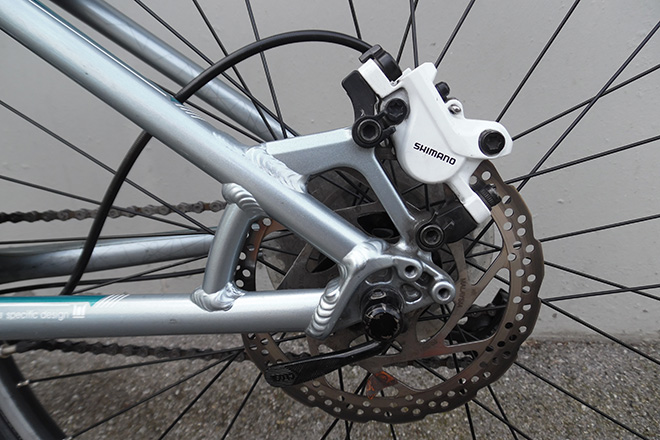 Questo cambio di pastiglie dei freni è stato fatto usando il freno a disco Shimano BR-M395 come esempio.