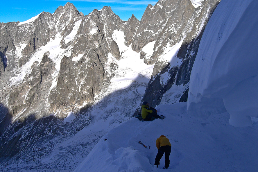 Sulle traversate delle creste alpine come la Cresta dell'Innominato sul Monte Bianco, i bivacchi pianificati fanno parte del programma standard.
