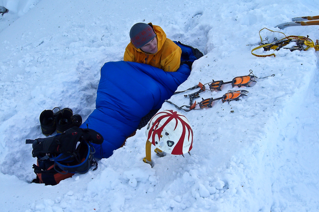 L'attrezzatura giusta è essenziale per un bivacco in alta montagna.