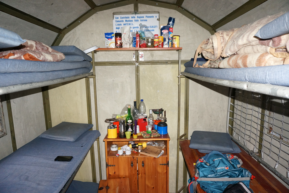 Il Bivacco Camposecco in Valle Antrona è un bivacco classico con 6 posti letto, una piccola credenza con di cibo e il necessario per cucinare. | Foto: Arnold Zimprich