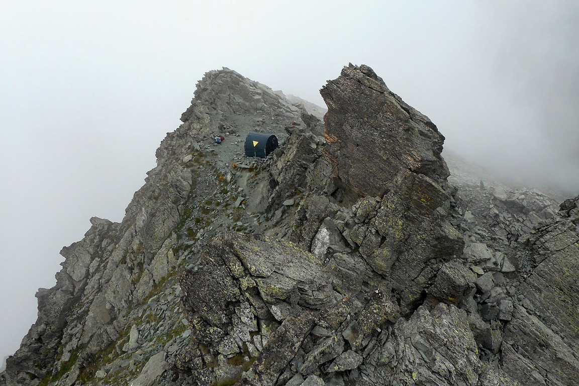 I bivacchi come questo in Trentino, sono spesso situati lungo vie o percorsi di trekking classici.