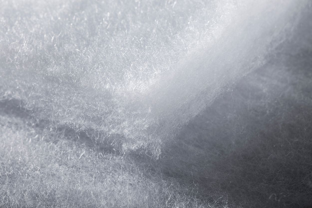 Intersecandosi in milioni di punti le fibre sintetiche creano una struttura simile a quella della piuma naturale. | Foto: Primaloft