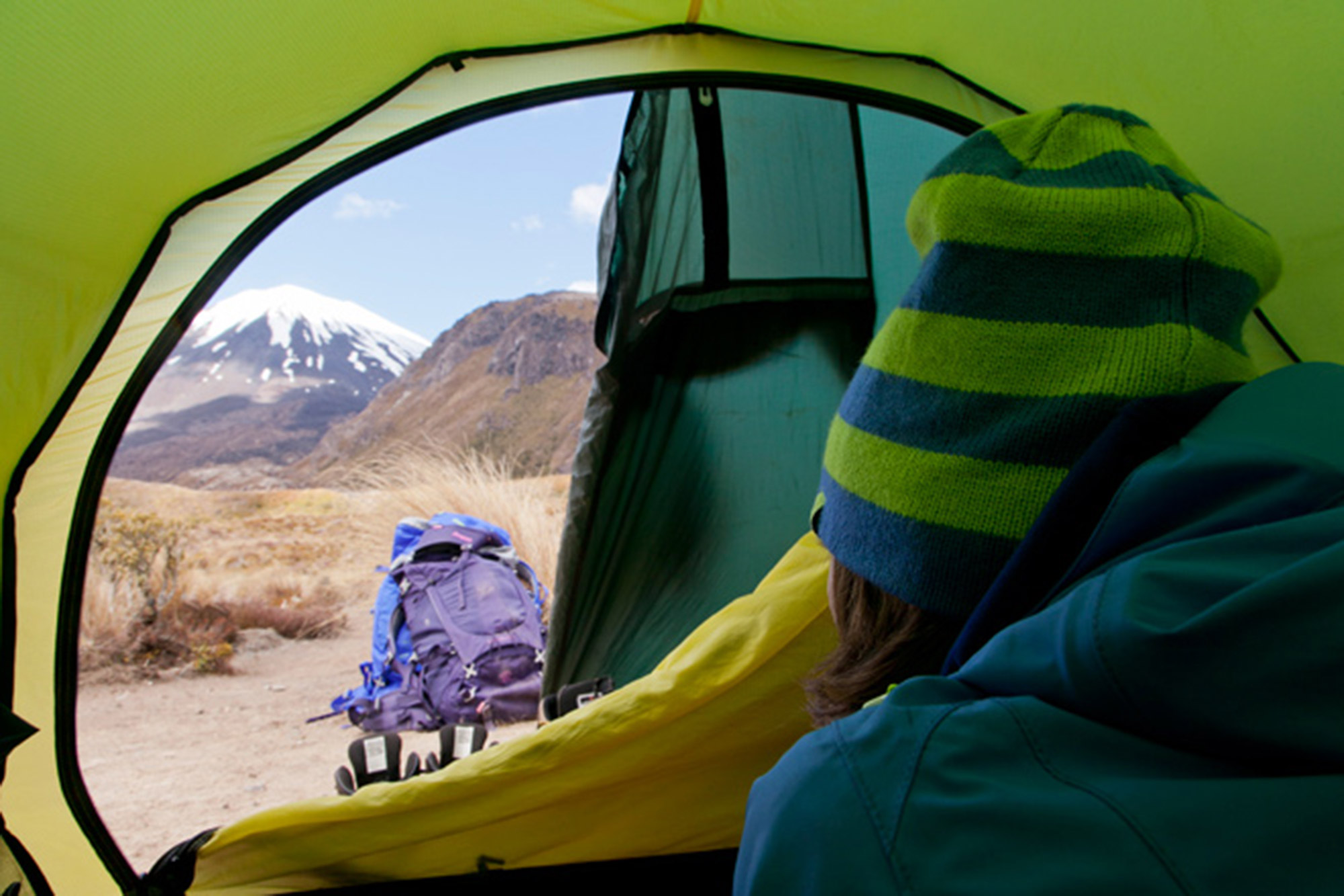Una ragazza in tenda