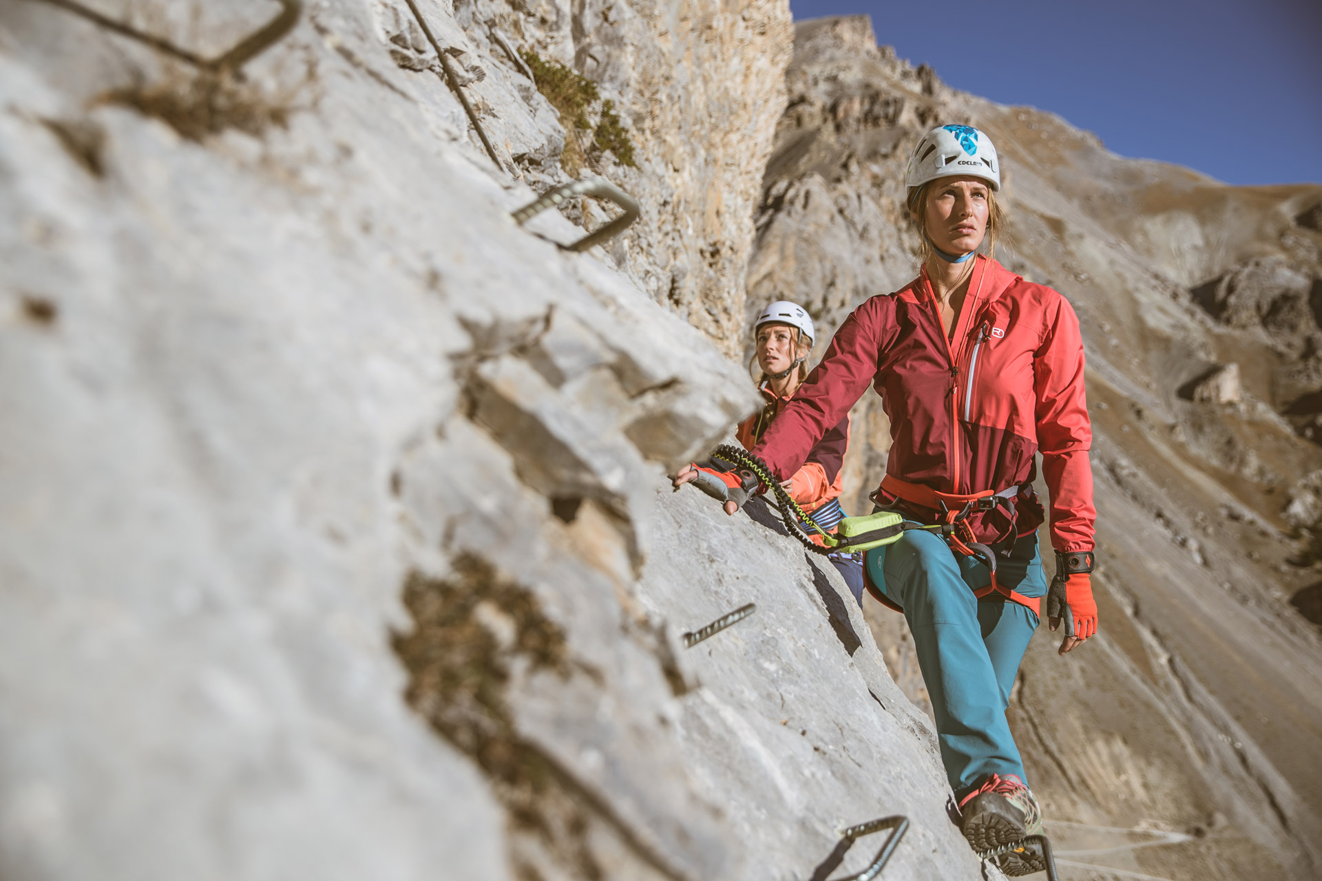 I materiali funzionali sono robusti, traspiranti, ad asciugatura rapida e permettono un'ampia libertà di movimento - ideale per le avventure in montagna.