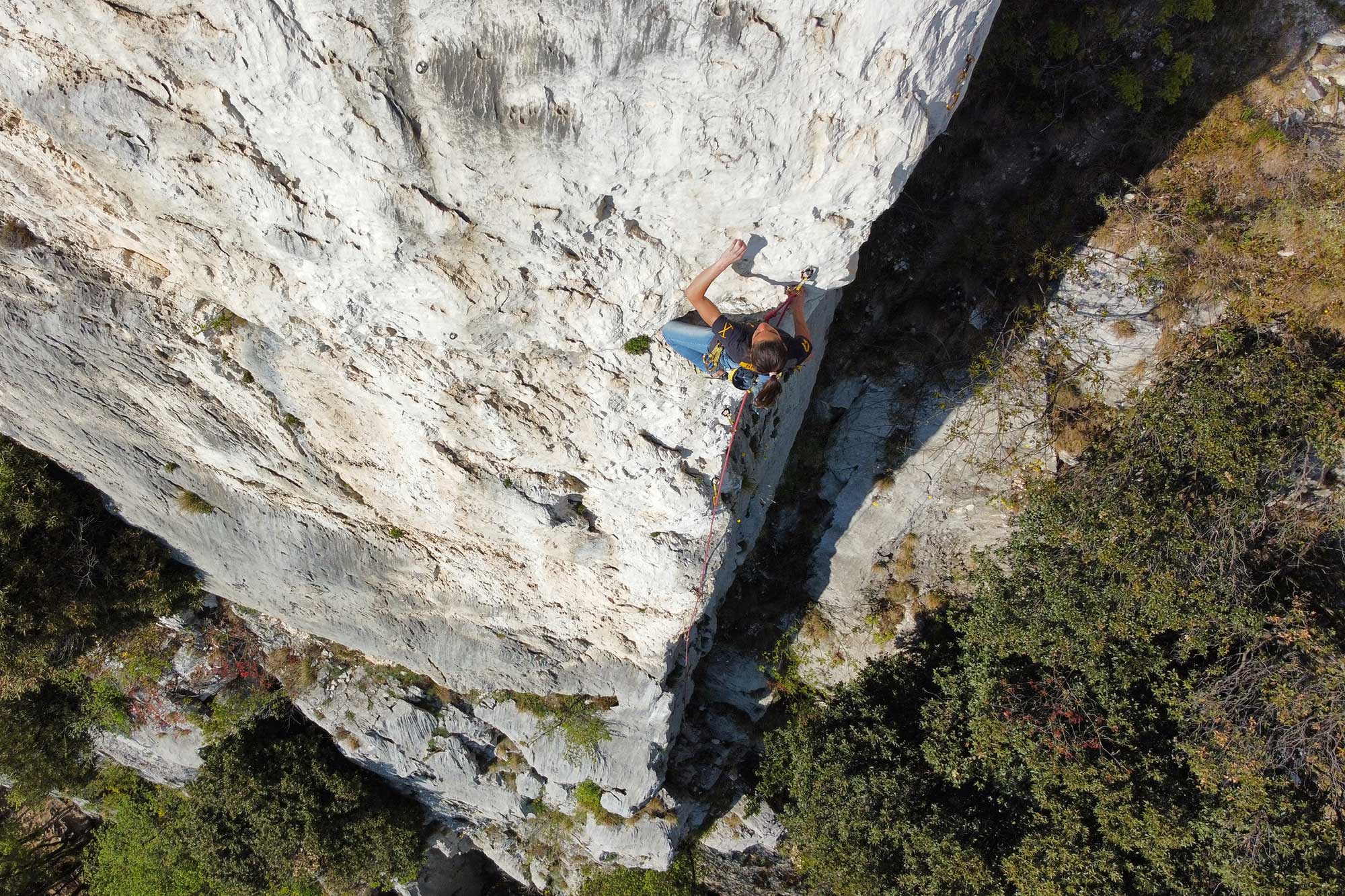 A meno che non stiate lavorando una via progetto a tutti i costi, meglio evitare le falesie di Arco in piena estate o pieno inverno. | Foto: Arrampicata ad Arco | Ph. Stefano Ragazzo