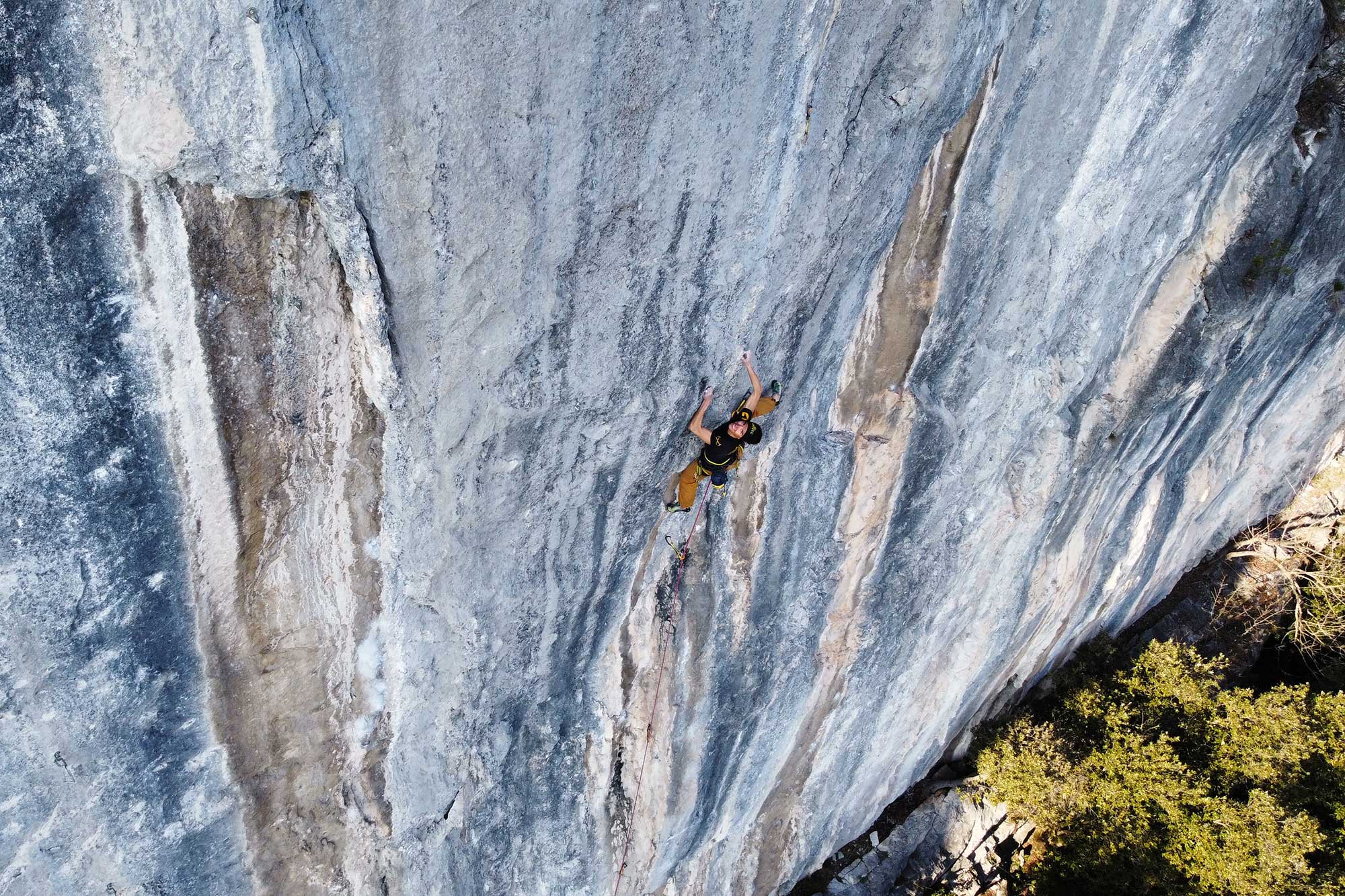 Qui il gioco comincia a farsi duro, questi settori presentano vie tra il 6b e il 8c | E. Chiove, 7c+, Bassilandia | Ph. Stefano Ragazzo