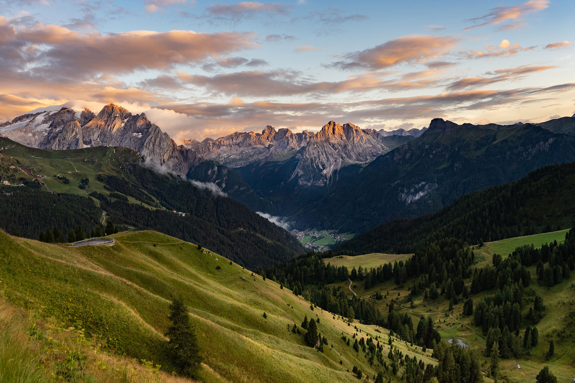 Panorama dal Passo Sella, ben visibile il ghiacciaio della Marmolada sulla sinistra