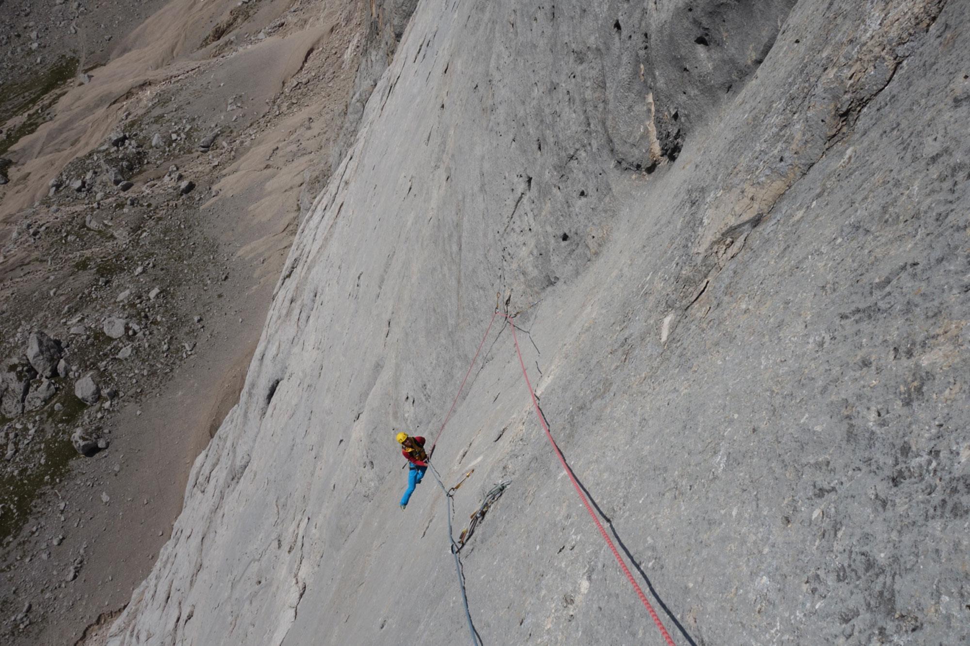Silvia Loreggian su La via attraverso il Pesce in Marmolada (la roccia è molto simile alle falesie di Laste, Malga Ciapela e Capanna Bill)