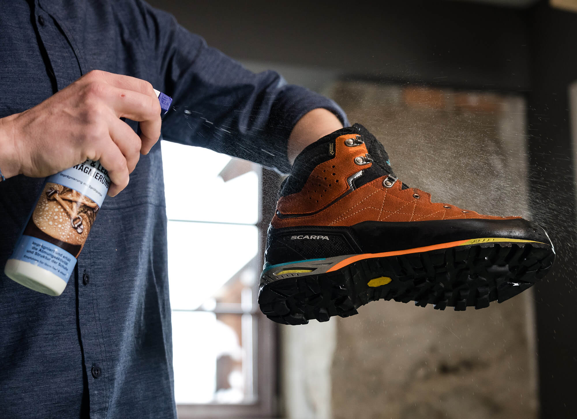 Per le pelli ruvide come il nubuck o il camoscio, è meglio usare uno spray impermeabilizzante.