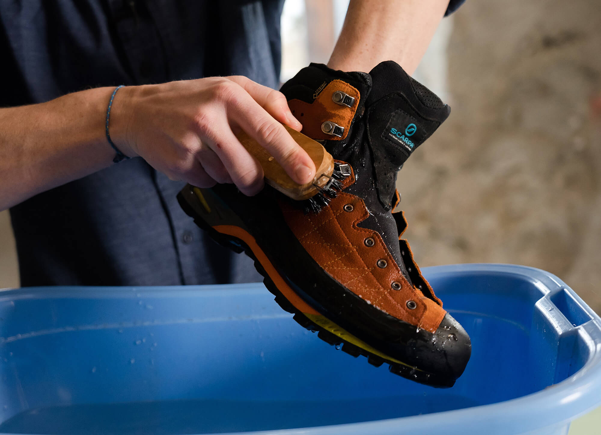 Prima di mettere lo spray impermeabilizzante, è meglio rimuovere tutto lo sporco dalle scarpe.