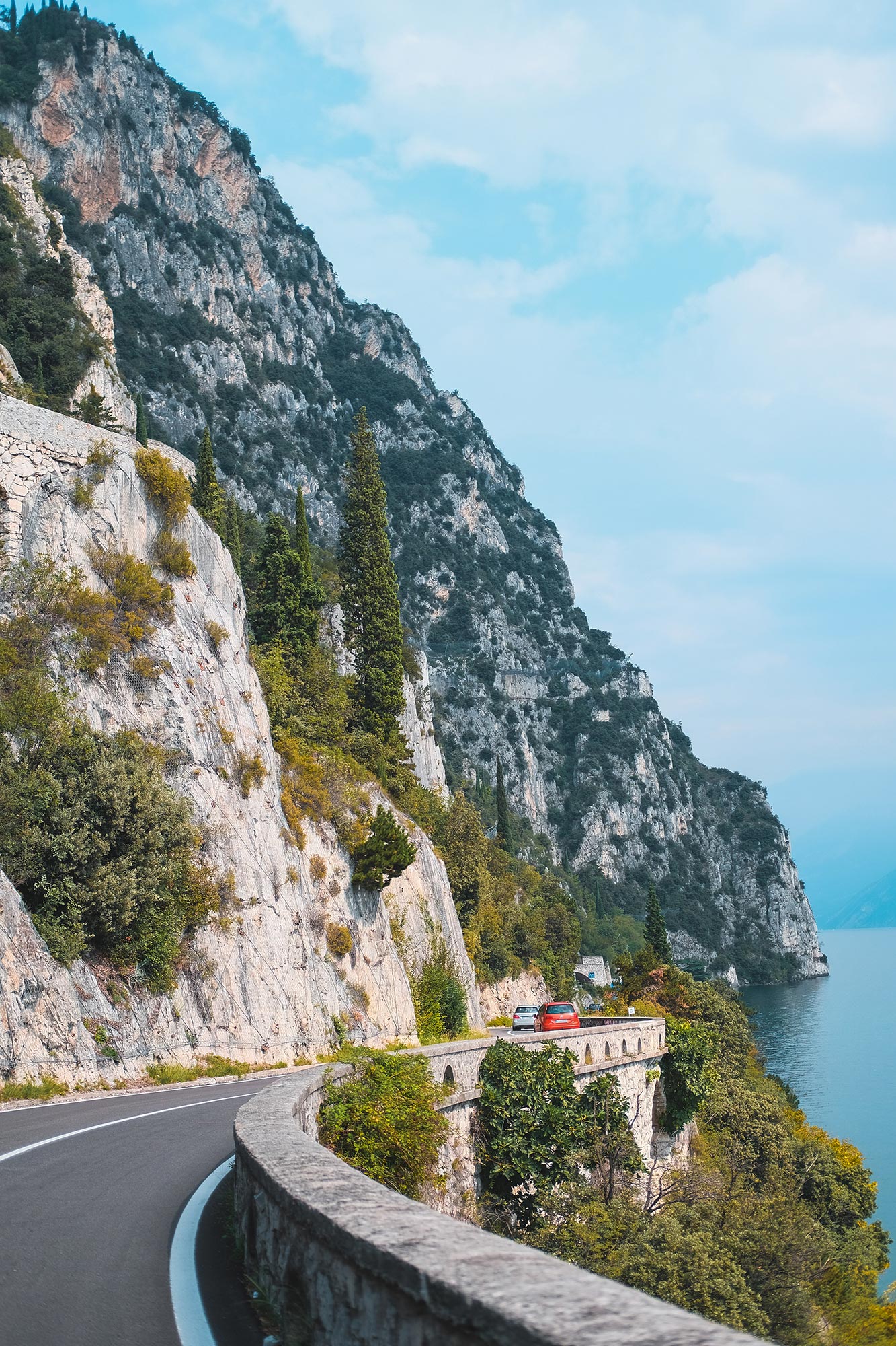 La tipica riviera ovest del Lago di Garda