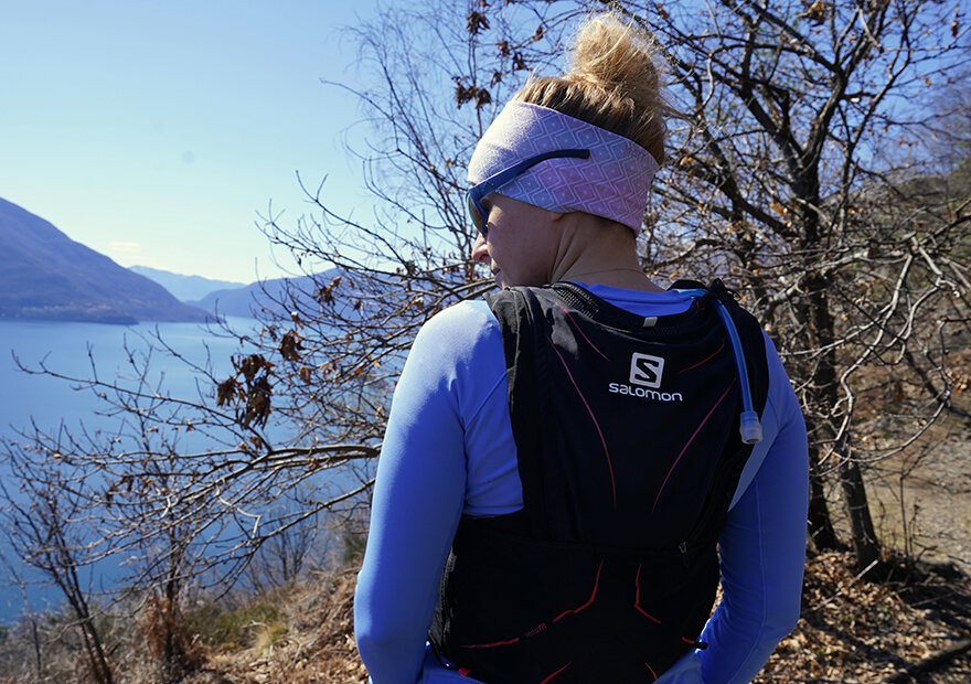 Uno zaino da corsa ultraleggero è utile perché non appesantisce inutilmente la schiena durante lo speed hiking