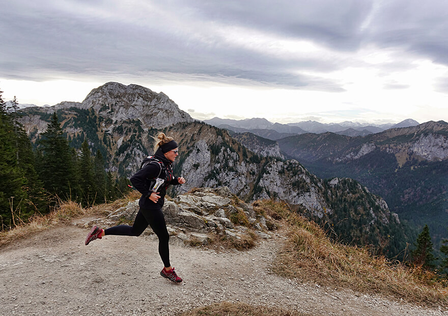 La più grande differenza tra lo speed hiking e il trail running? Nel trail running i tratti pianeggianti sono percorsi a ritmo di corsa.