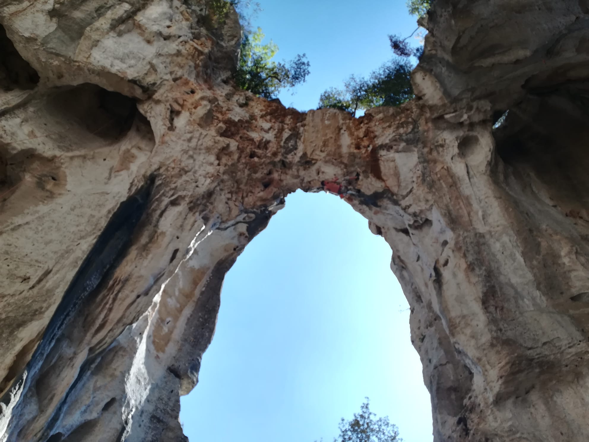 Uno dei luoghi simbolo di Finale, la Grotta dell'Edera