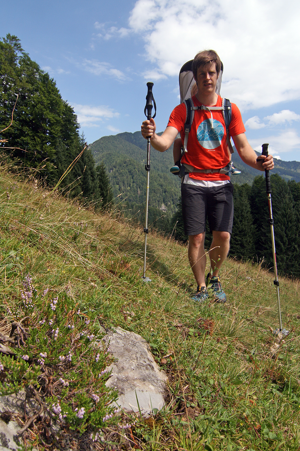 I bastoncini da trekking con manici estesi possono essere facilmente afferrati sull'asta quando si attraversano i pendii. Questo rende facile compensare la pendenza del terreno.