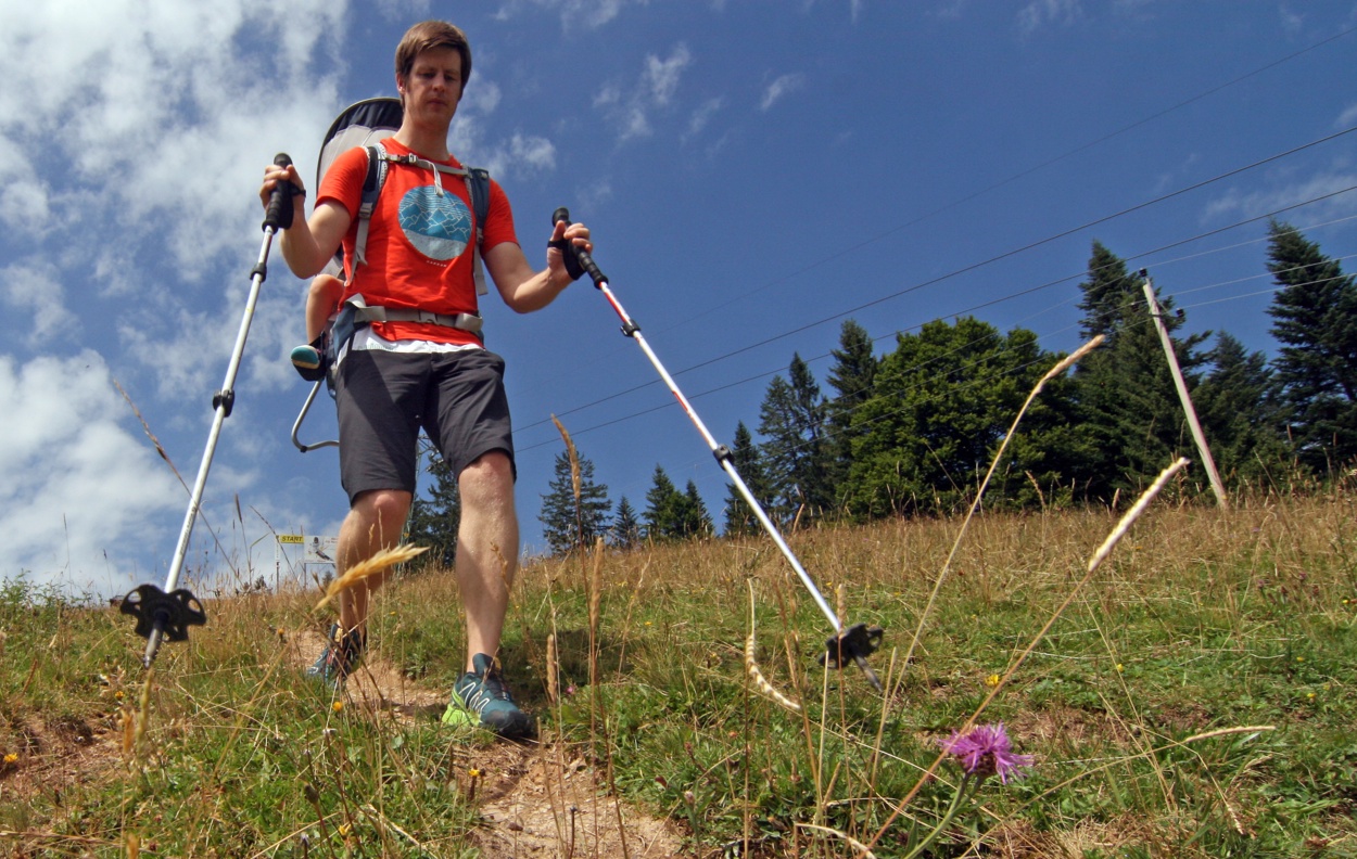 I bastoncini da trekking regolati correttamente danno sollievo alle articolazioni e forniscono equilibrio.