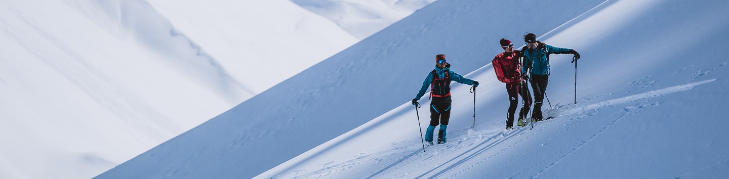 Drei Skitourengeher beim Bergaufgehen